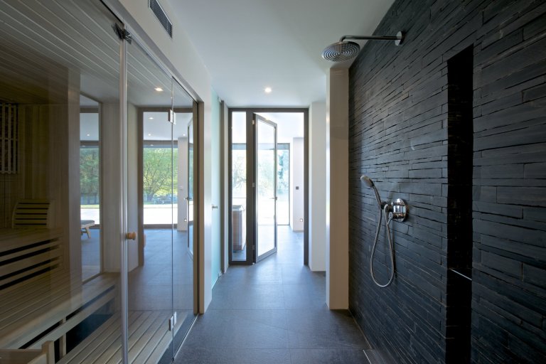 Rekonstrukce rekreačního objektu ze 70. let. Jeho tehdejší devizou bylo hlavně místo - mírný svah nad přehradou, úžasné výhledy, orientace na jih, krásná…