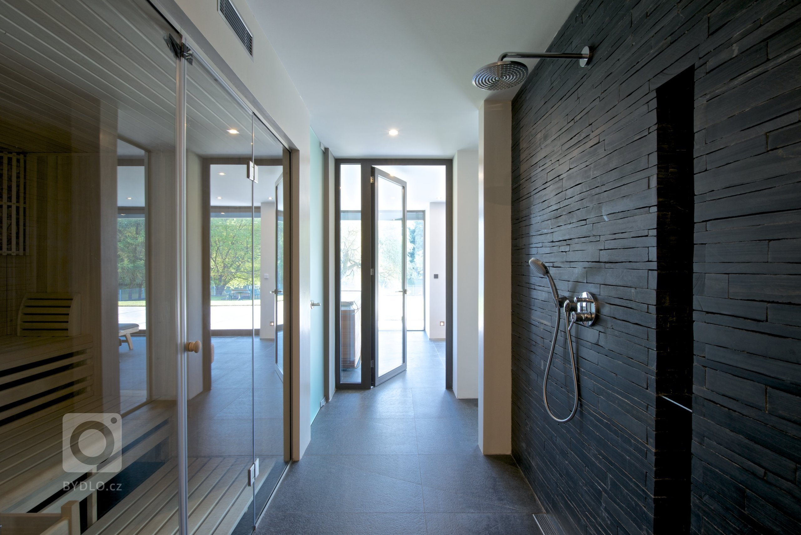 Rekonstrukce rekreačního objektu ze 70. let. Jeho tehdejší devizou bylo hlavně místo - mírný svah nad přehradou, úžasné výhledy, orientace na jih, krásná…