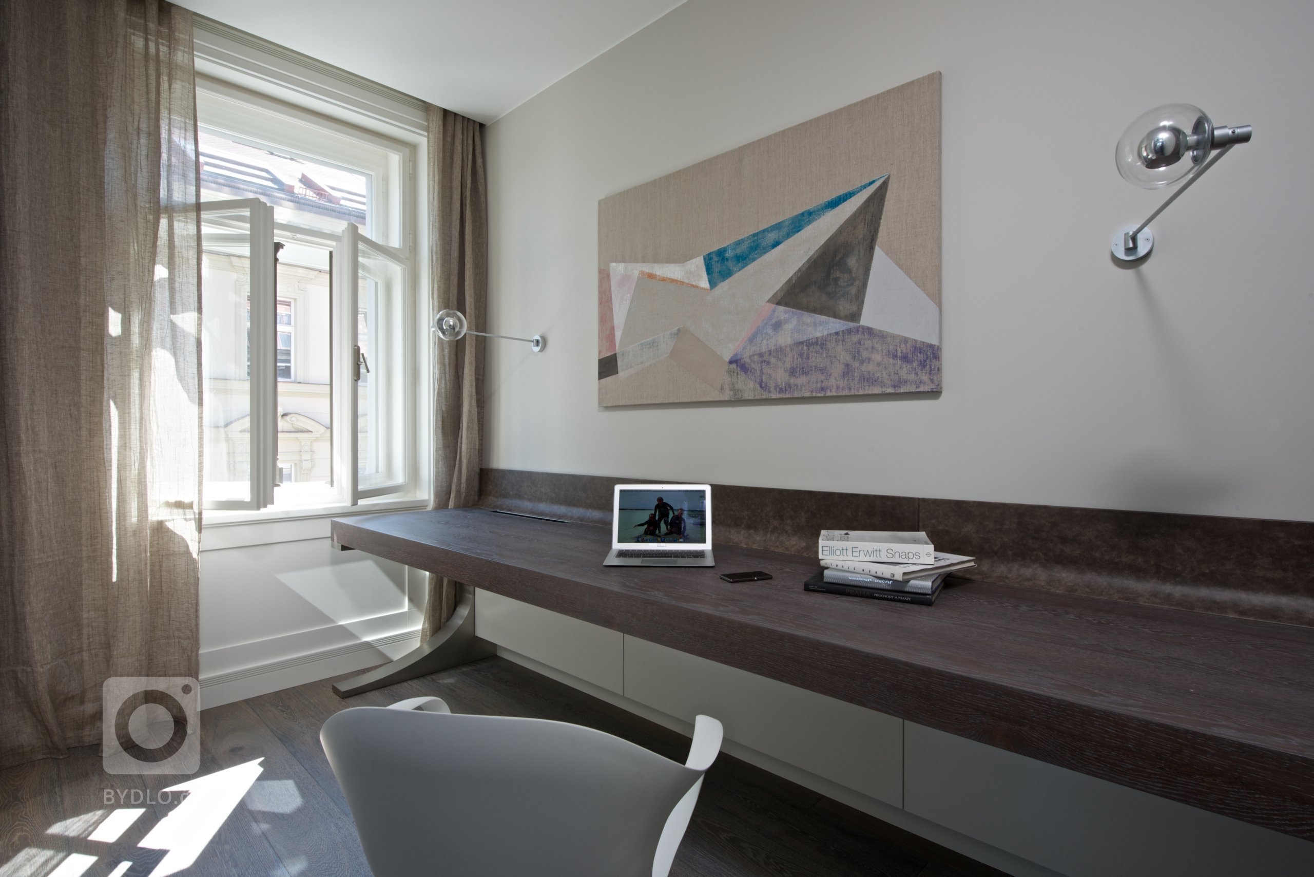 Za zdmi jednoho starého malostranského domu&nbsp;září nový byt zcela naplňující současné potřeby mladého manželského páru s dětmi a zároveň pokorně následující…