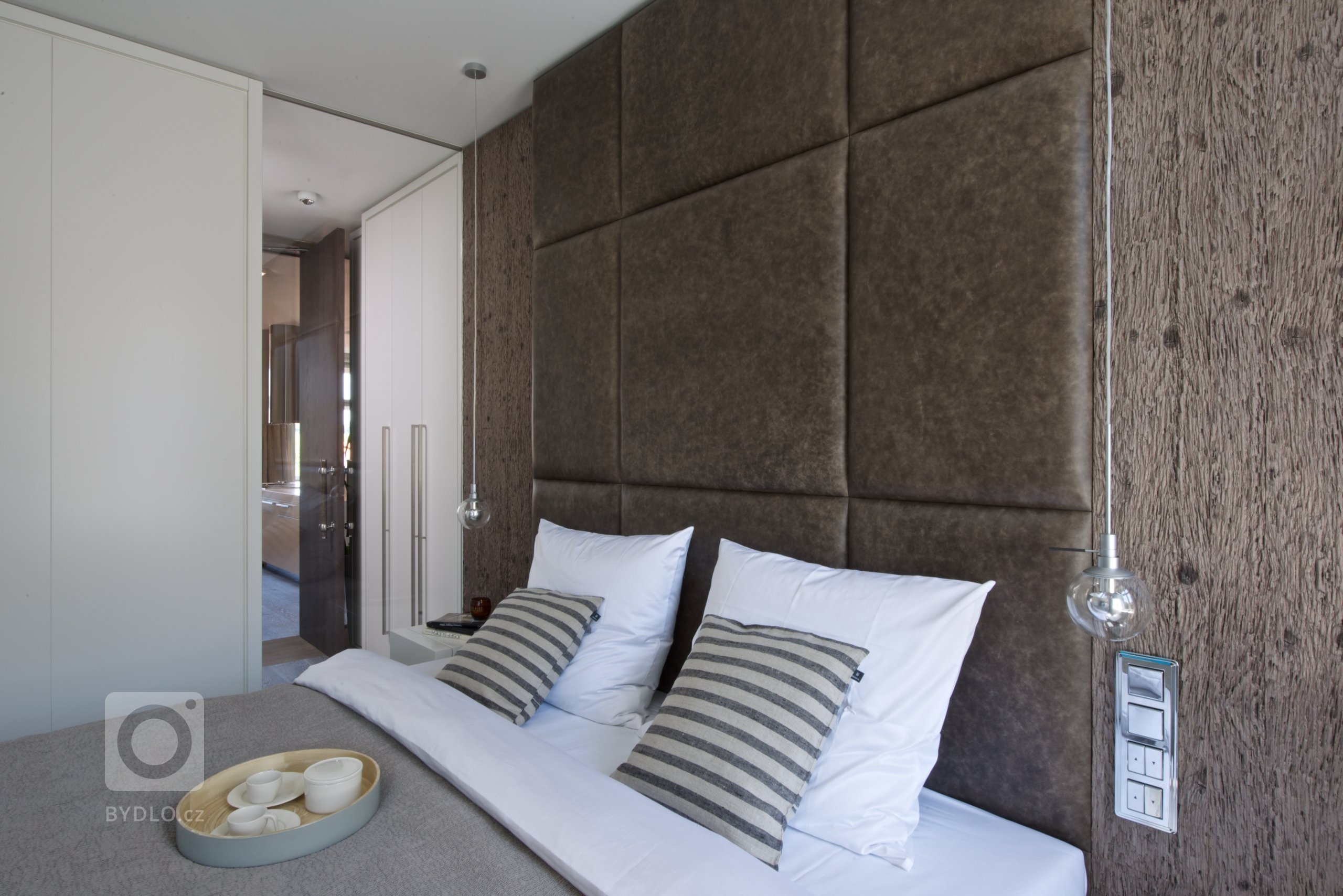 Za zdmi jednoho starého malostranského domu&nbsp;září nový byt zcela naplňující současné potřeby mladého manželského páru s dětmi a zároveň pokorně následující…