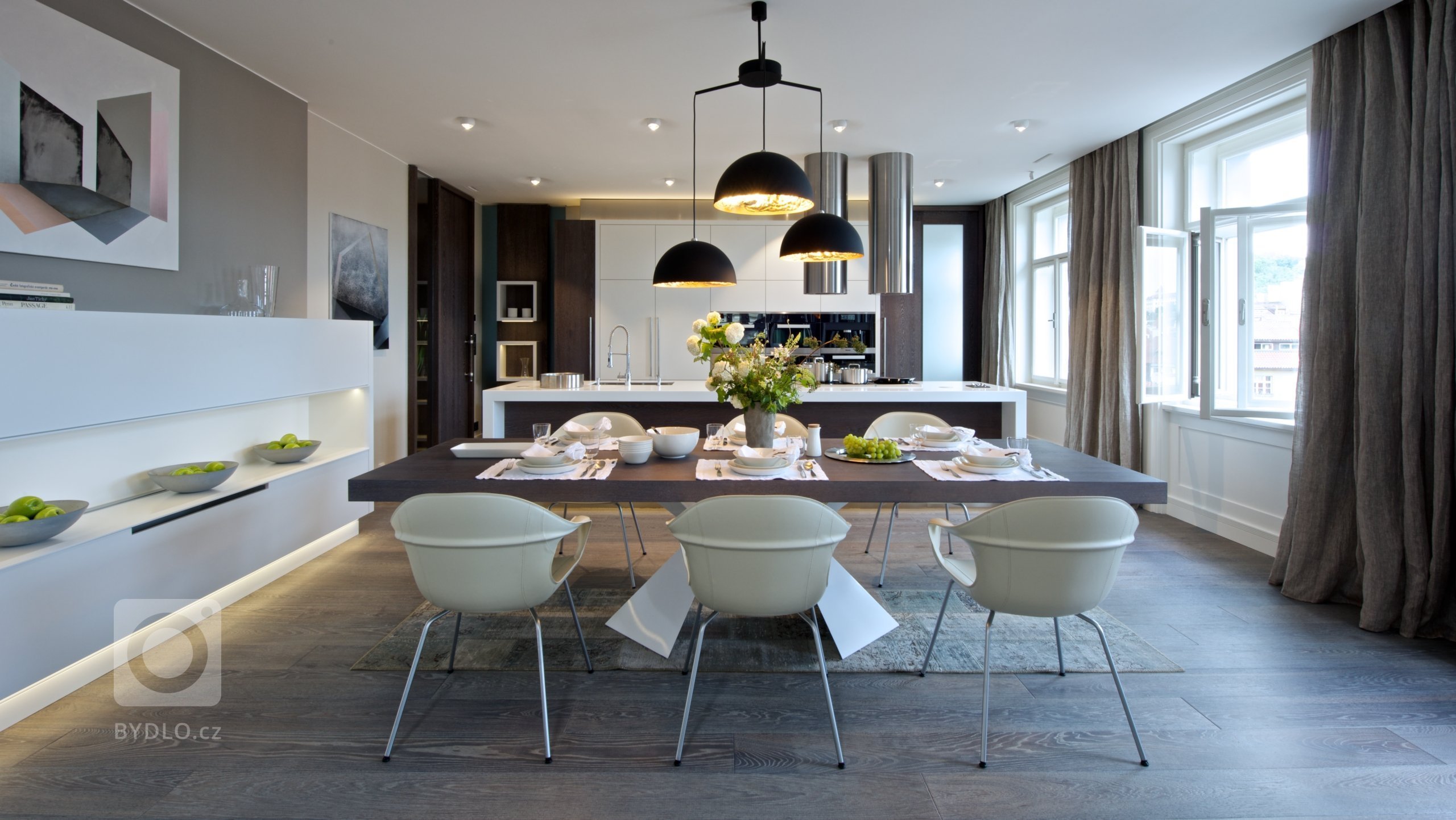 Za zdmi jednoho starého malostranského domu&nbsp;září nový byt zcela naplňující současné potřeby mladého manželského páru s dětmi a zároveň pokorně následující…