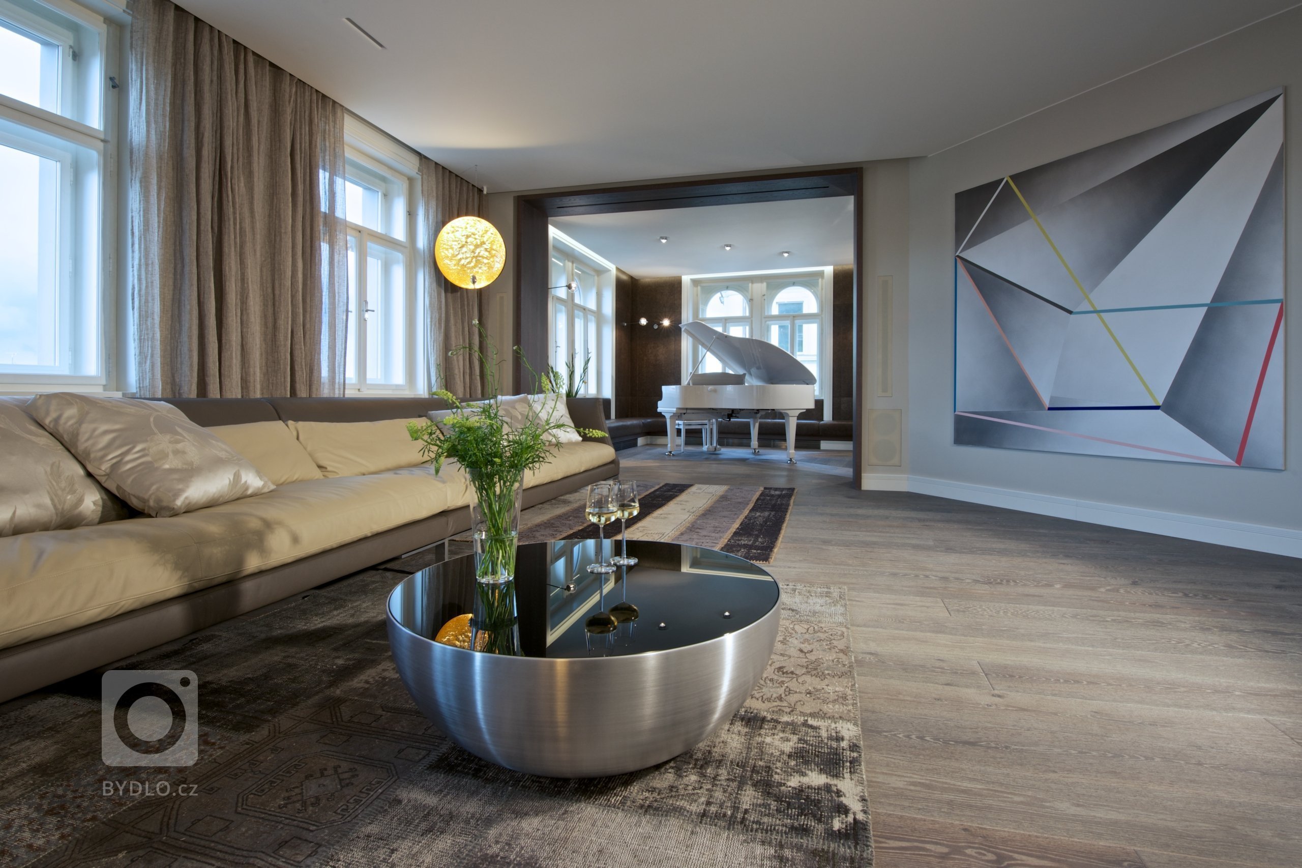 Za zdmi jednoho starého malostranského domu&nbsp;září nový byt zcela naplňující současné potřeby mladého manželského páru s dětmi a zároveň pokorně následující…