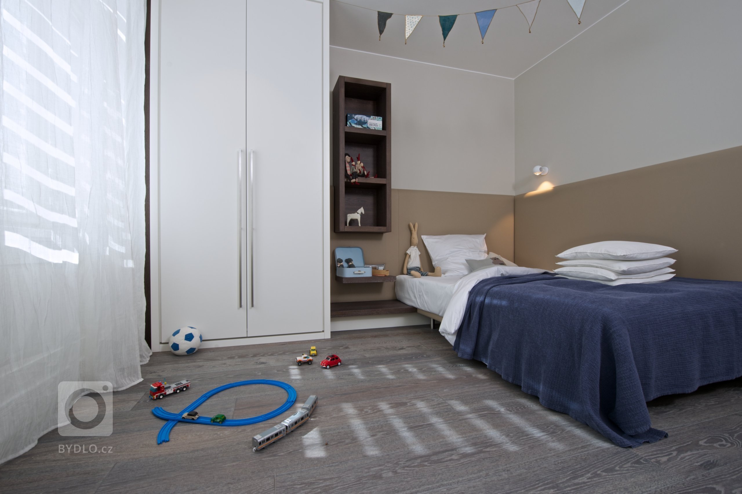 Za zdmi jednoho starého malostranského domu&nbsp;září nový byt zcela naplňující současné potřeby mladého manželského páru s dětmi a zároveň pokorně následující…