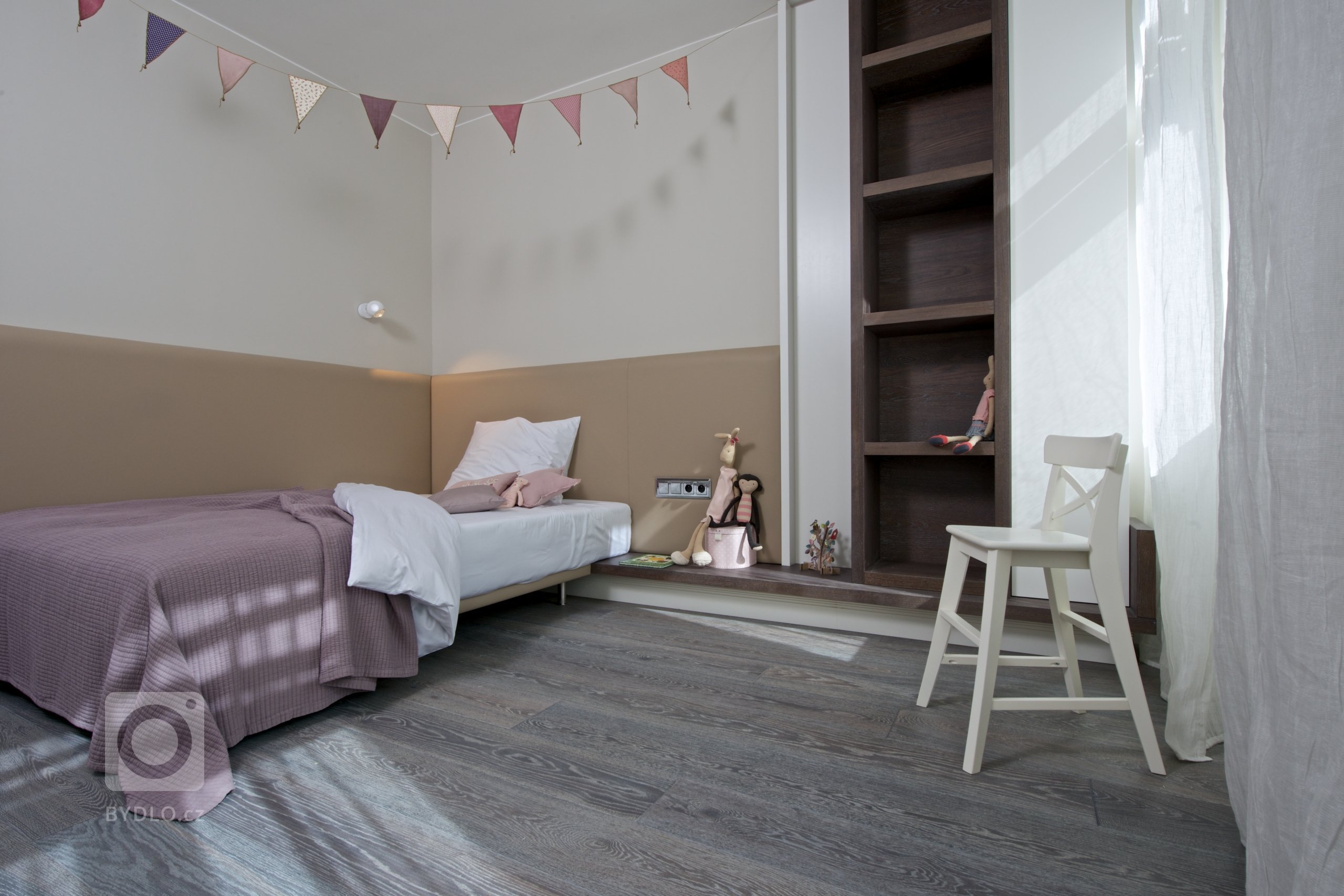 Za zdmi jednoho starého malostranského domu&nbsp;září nový byt zcela naplňující současné potřeby mladého manželského páru s dětmi a zároveň pokorně následující…