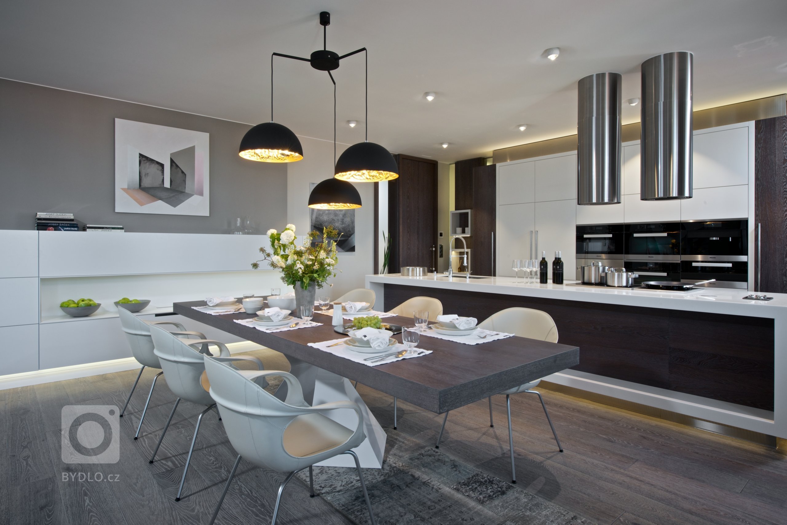 Za zdmi jednoho starého malostranského domu&nbsp;září nový byt zcela naplňující současné potřeby mladého manželského páru s dětmi a zároveň pokorně následující…