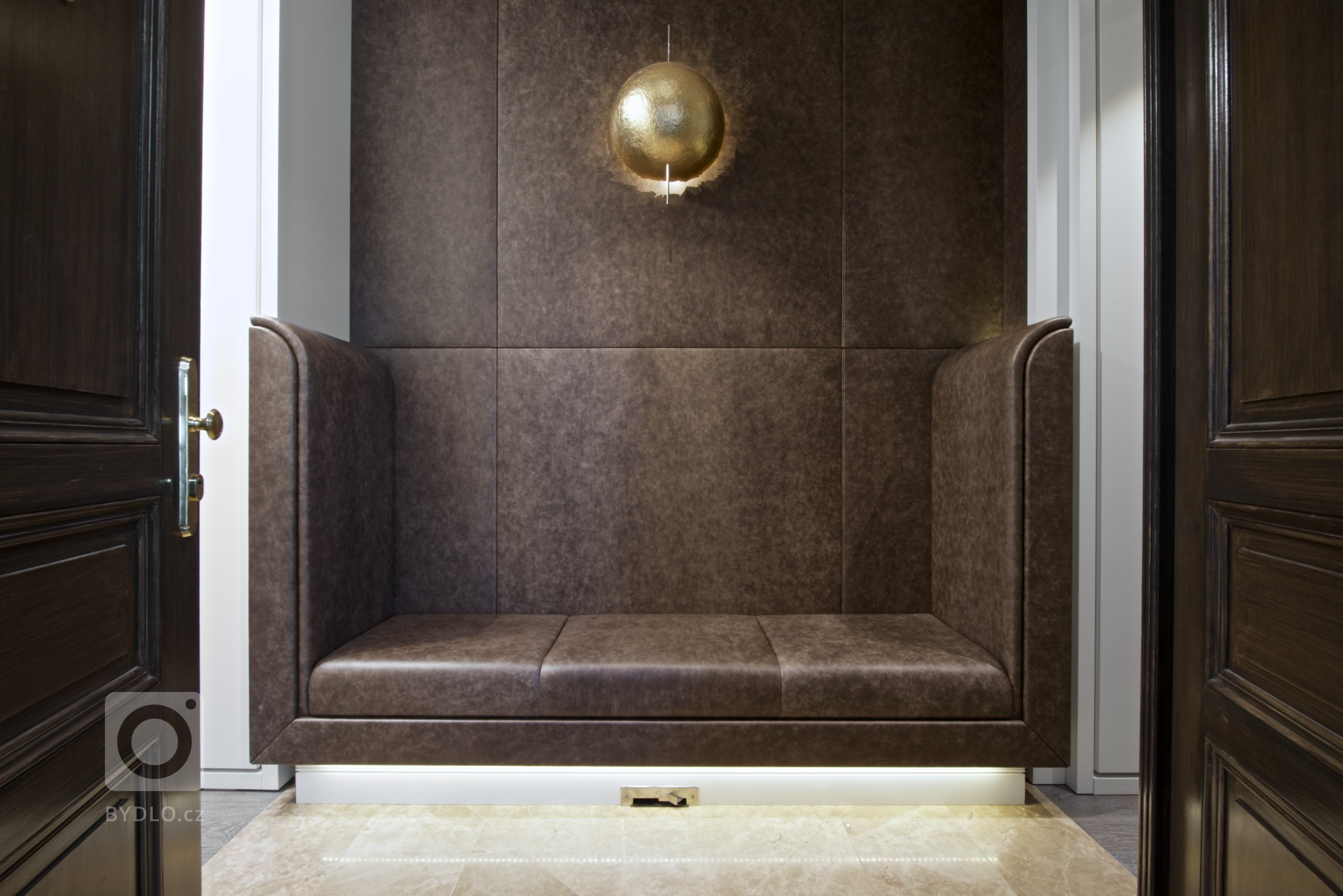 Za zdmi jednoho starého malostranského domu&nbsp;září nový byt zcela naplňující současné potřeby mladého manželského páru s dětmi a zároveň pokorně následující…