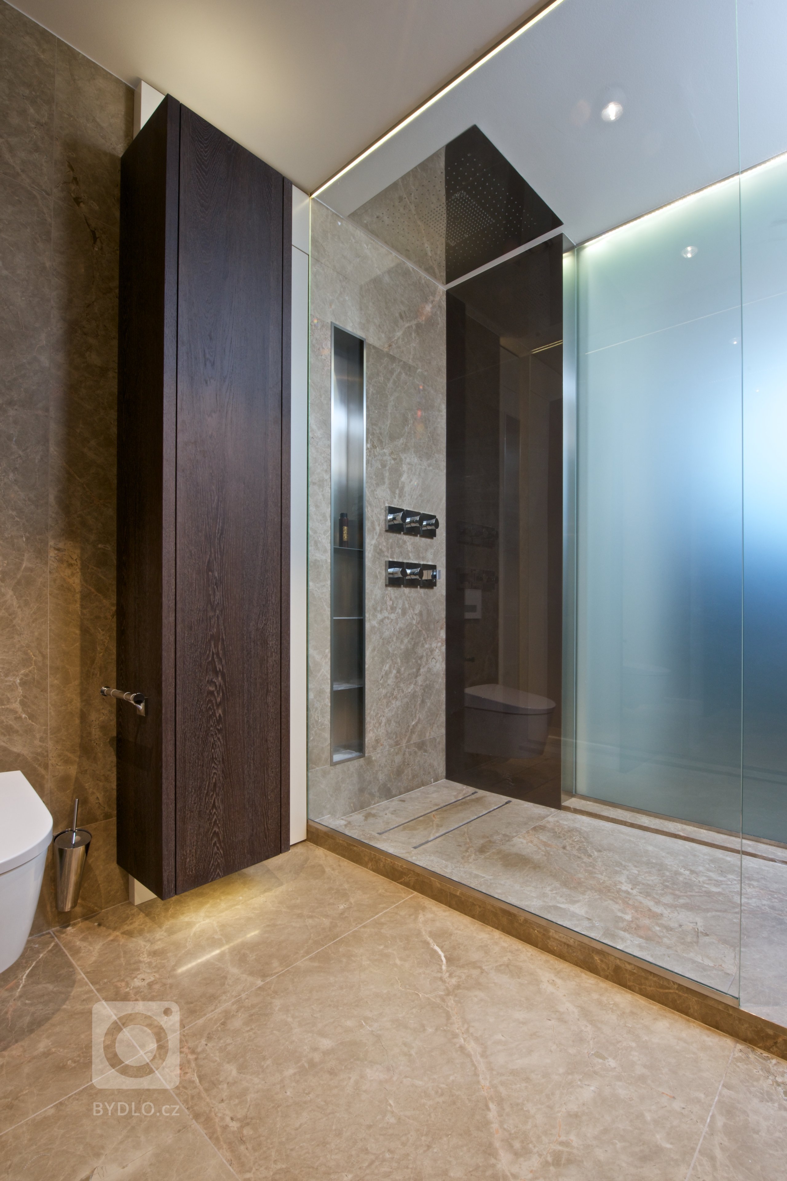 Za zdmi jednoho starého malostranského domu&nbsp;září nový byt zcela naplňující současné potřeby mladého manželského páru s dětmi a zároveň pokorně následující…