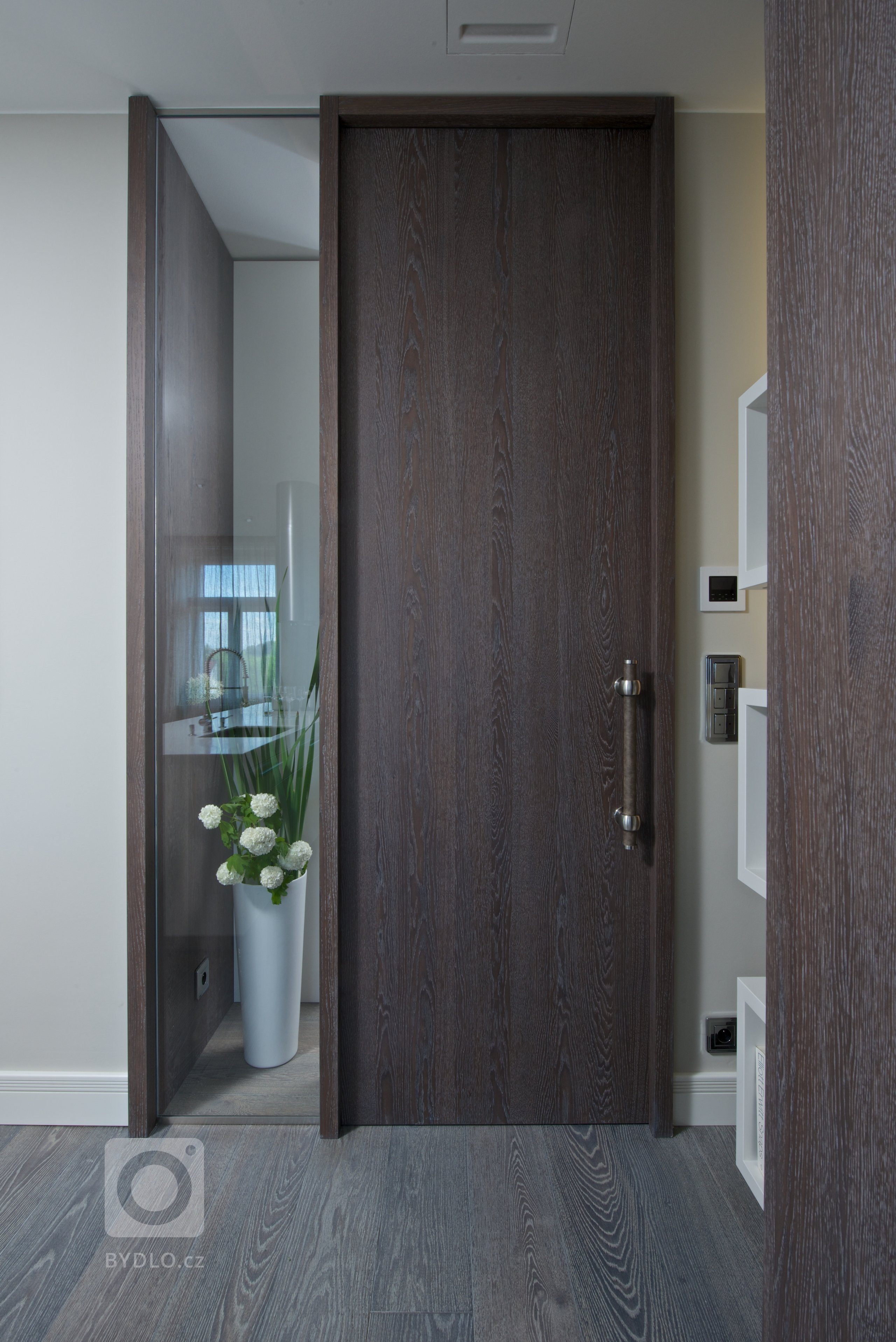 Za zdmi jednoho starého malostranského domu&nbsp;září nový byt zcela naplňující současné potřeby mladého manželského páru s dětmi a zároveň pokorně následující…