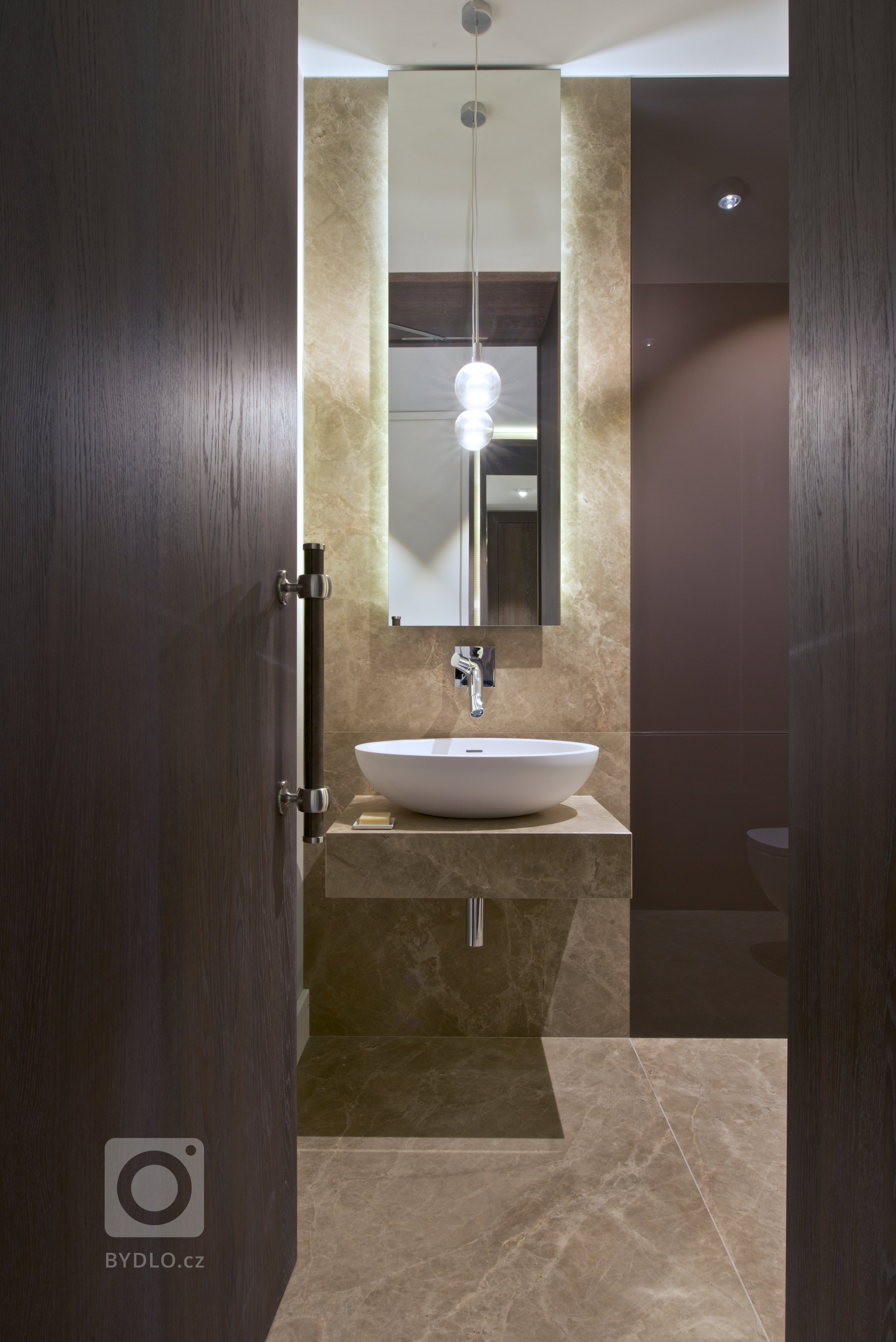 Za zdmi jednoho starého malostranského domu&nbsp;září nový byt zcela naplňující současné potřeby mladého manželského páru s dětmi a zároveň pokorně následující…