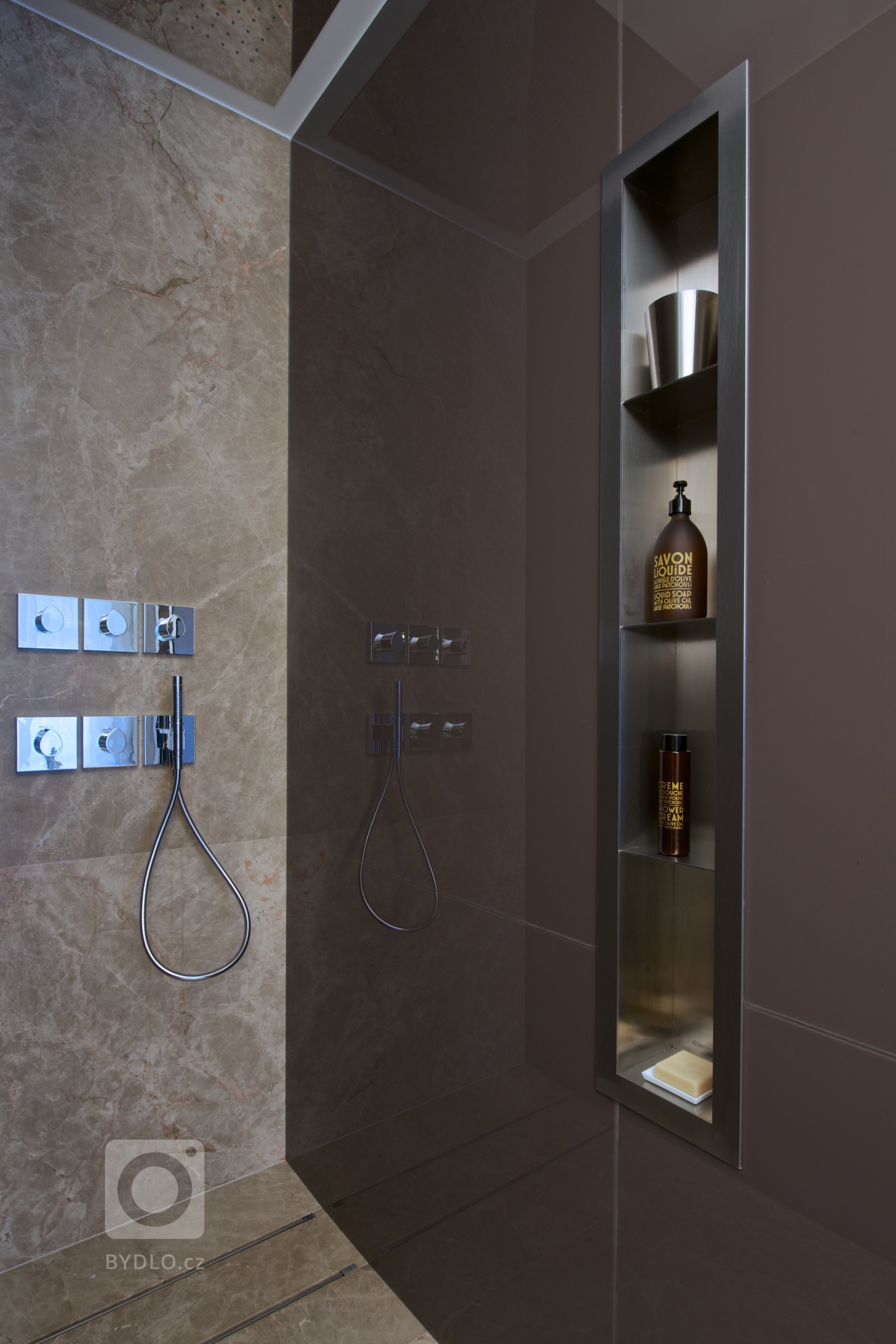 Za zdmi jednoho starého malostranského domu&nbsp;září nový byt zcela naplňující současné potřeby mladého manželského páru s dětmi a zároveň pokorně následující…