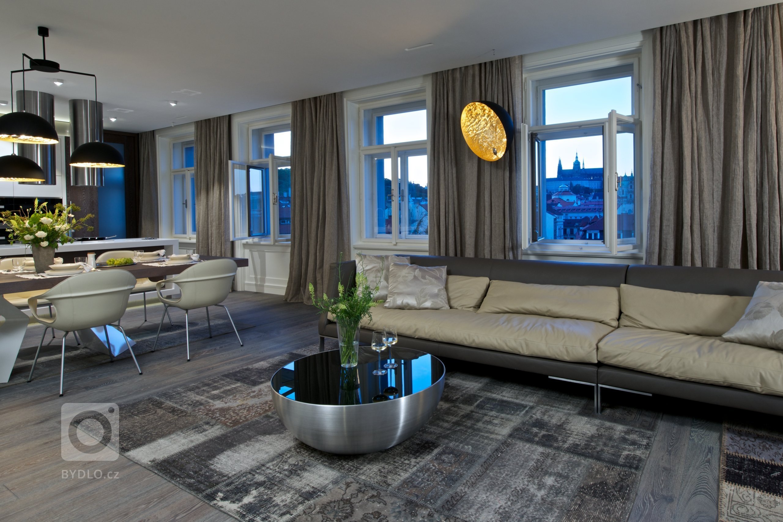 Za zdmi jednoho starého malostranského domu&nbsp;září nový byt zcela naplňující současné potřeby mladého manželského páru s dětmi a zároveň pokorně následující…