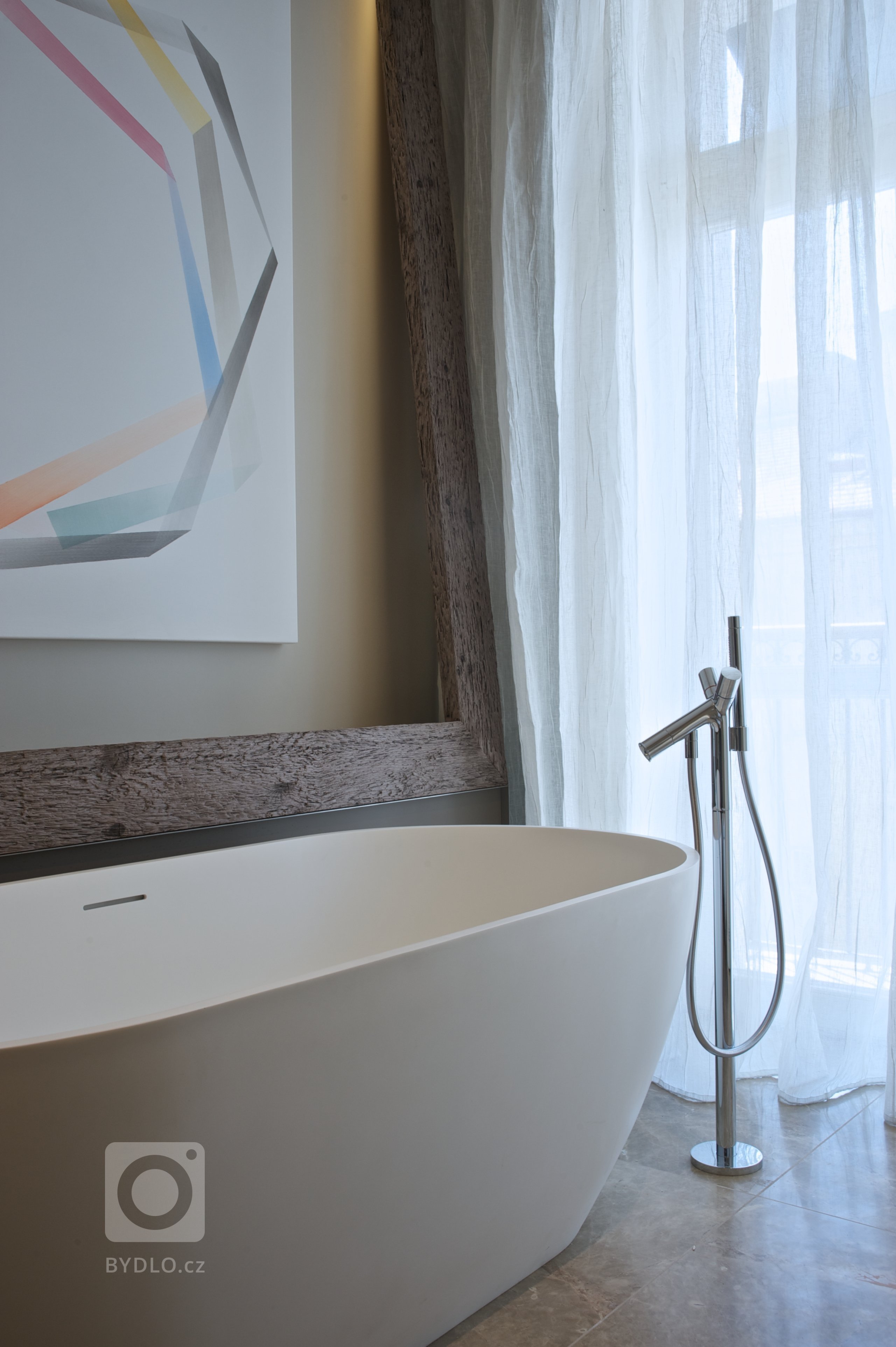 Za zdmi jednoho starého malostranského domu&nbsp;září nový byt zcela naplňující současné potřeby mladého manželského páru s dětmi a zároveň pokorně následující…