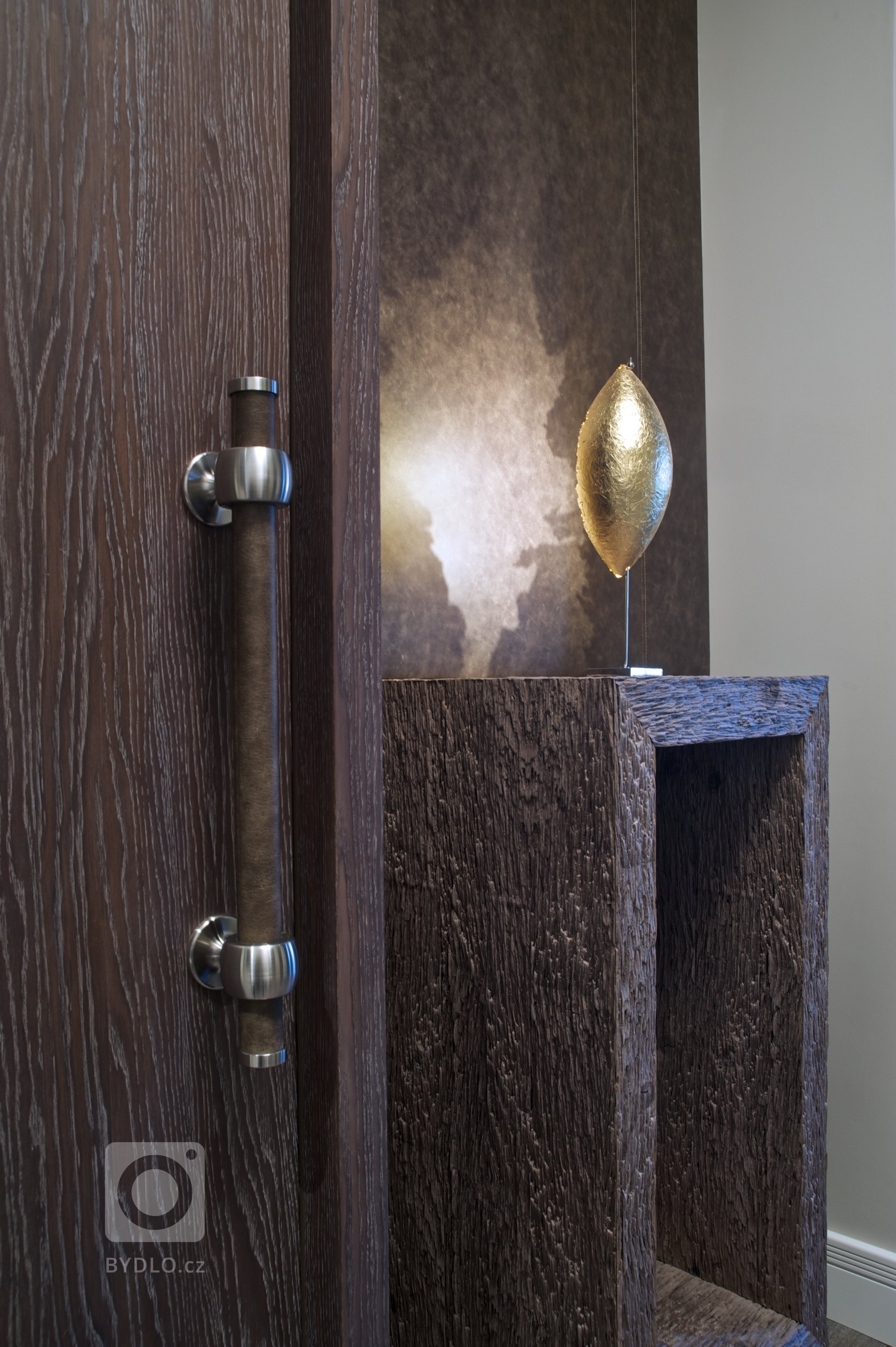 Za zdmi jednoho starého malostranského domu&nbsp;září nový byt zcela naplňující současné potřeby mladého manželského páru s dětmi a zároveň pokorně následující…