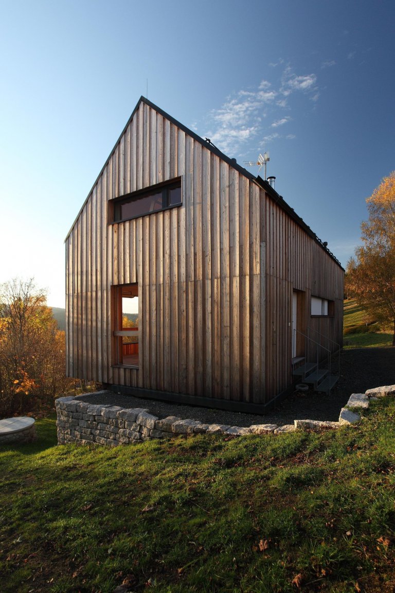 Tento dům vychází z původní architektury jednoduchých, půdorysně obdélných chalup se sedlovou střechou, které jsou všude kolem rozeseté rovnoběžně s&nbsp…