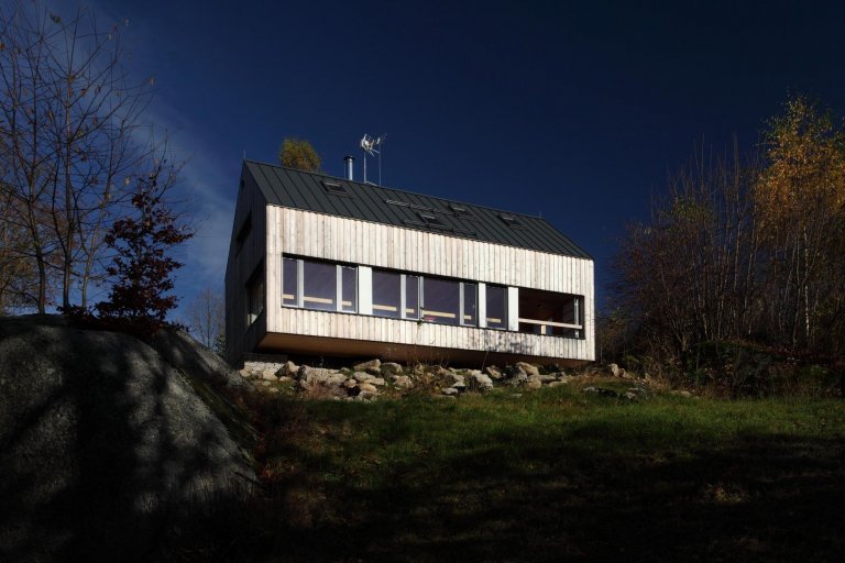 Tento dům vychází z původní architektury jednoduchých, půdorysně obdélných chalup se sedlovou střechou, které jsou všude kolem rozeseté rovnoběžně s&nbsp…