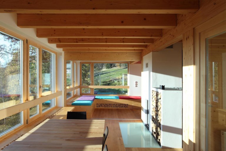 Tento dům vychází z původní architektury jednoduchých, půdorysně obdélných chalup se sedlovou střechou, které jsou všude kolem rozeseté rovnoběžně s&nbsp…