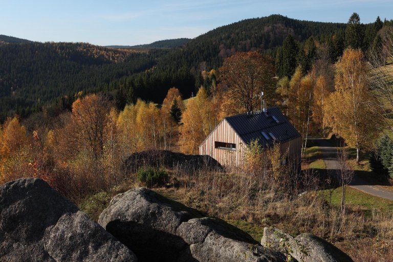 Tento dům vychází z původní architektury jednoduchých, půdorysně obdélných chalup se sedlovou střechou, které jsou všude kolem rozeseté rovnoběžně s&nbsp…