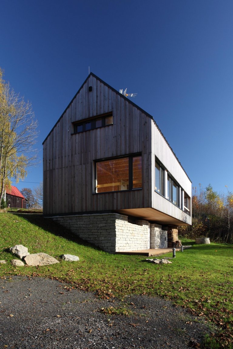 Tento dům vychází z původní architektury jednoduchých, půdorysně obdélných chalup se sedlovou střechou, které jsou všude kolem rozeseté rovnoběžně s&nbsp…