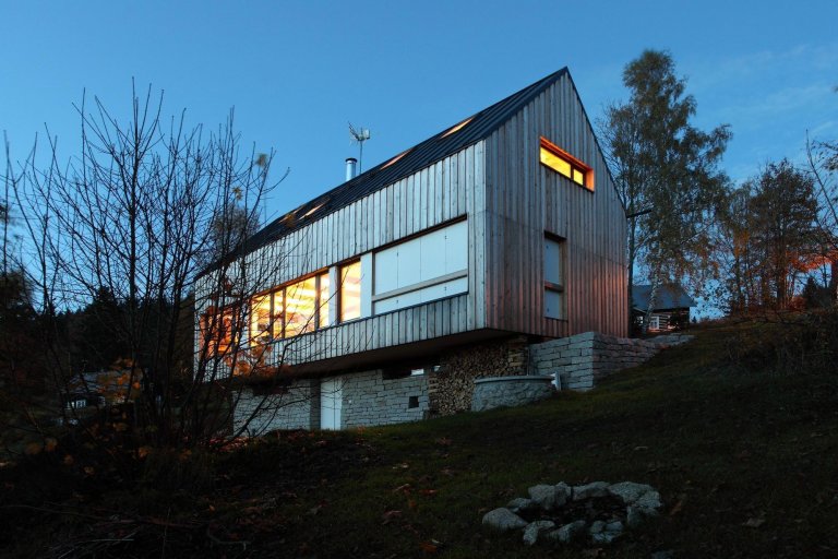 Tento dům vychází z původní architektury jednoduchých, půdorysně obdélných chalup se sedlovou střechou, které jsou všude kolem rozeseté rovnoběžně s&nbsp…