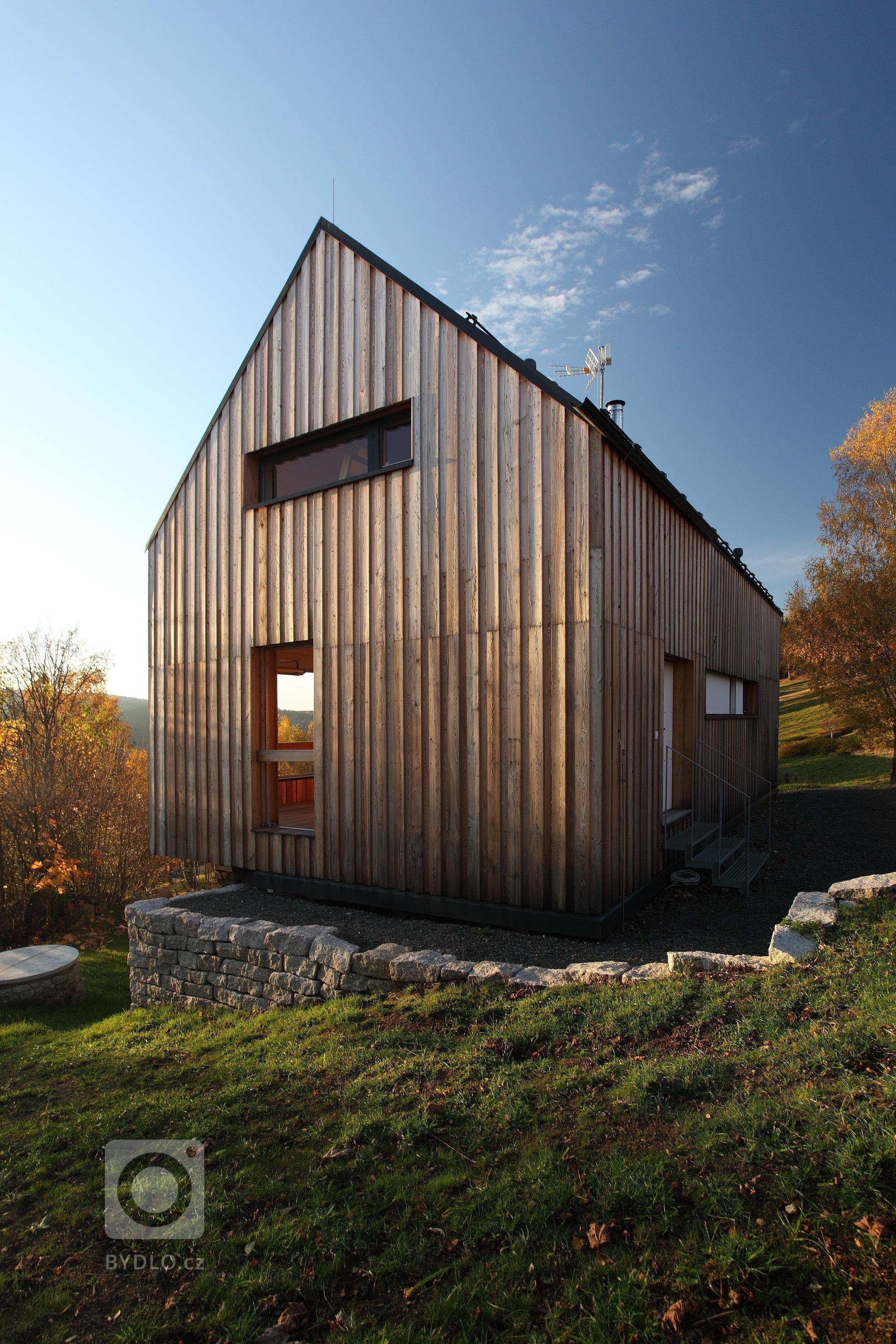 Tento dům vychází z původní architektury jednoduchých, půdorysně obdélných chalup se sedlovou střechou, které jsou všude kolem rozeseté rovnoběžně s&nbsp…
