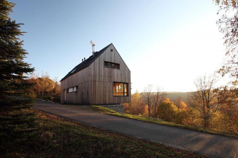 Tento dům vychází z původní architektury jednoduchých, půdorysně obdélných chalup se sedlovou střechou, které jsou všude kolem rozeseté rovnoběžně s&nbsp…