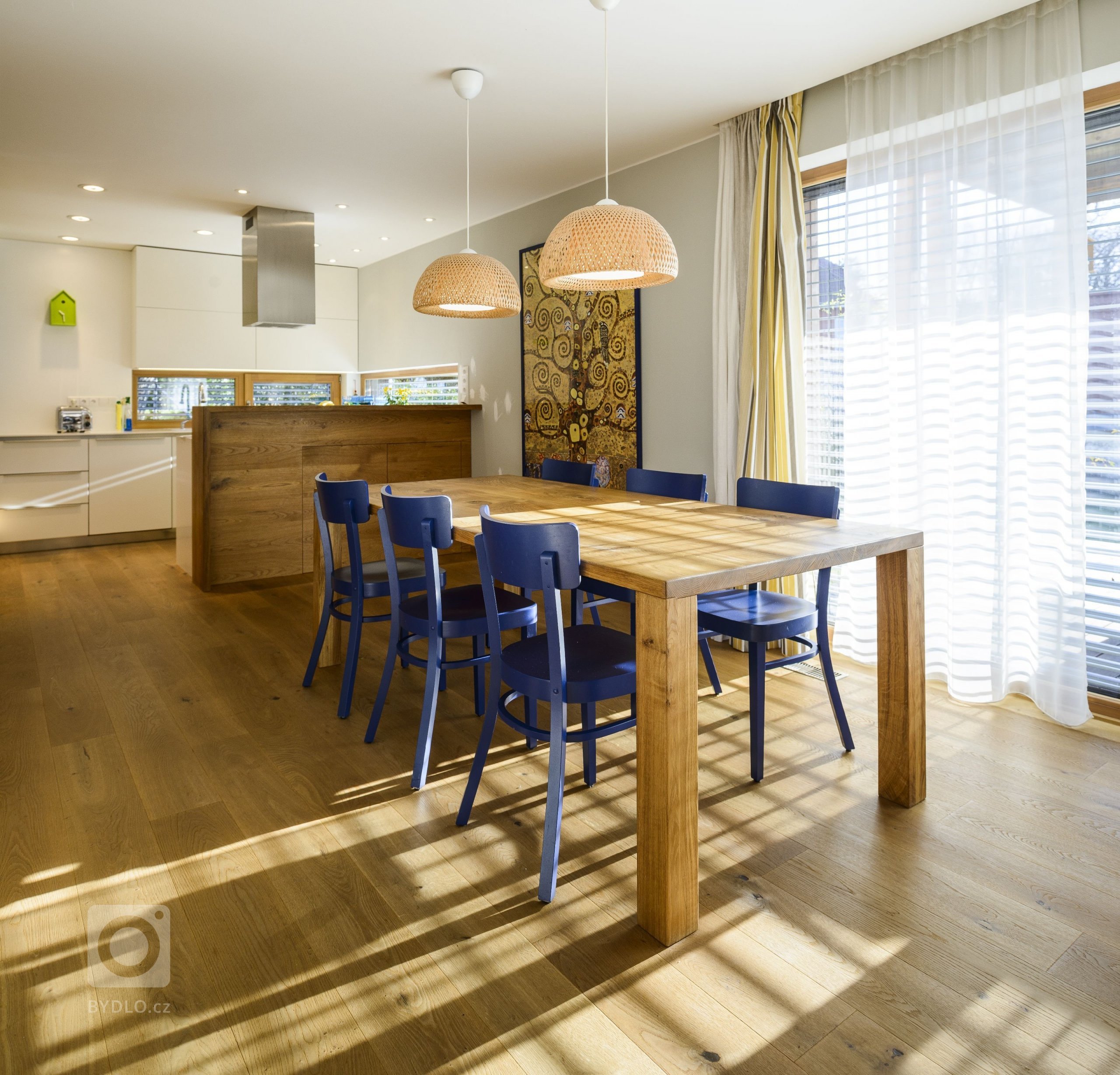 Moderní dřevostavba&nbsp;v&nbsp;pasivním standardu&nbsp;pro mladou rodinu, citlivě zasazená do stávající zástavby historické obce na okraji Prahy, složena ze…