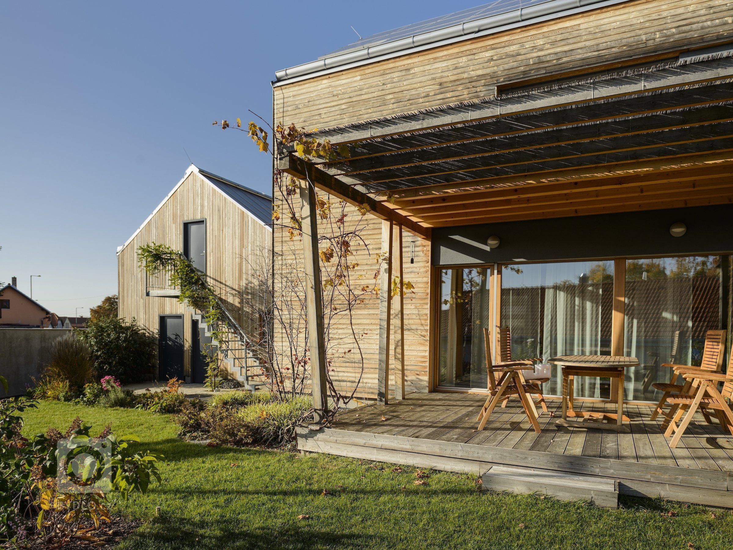 Moderní dřevostavba&nbsp;v&nbsp;pasivním standardu&nbsp;pro mladou rodinu, citlivě zasazená do stávající zástavby historické obce na okraji Prahy, složena ze…