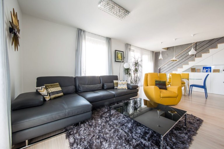 Cielom návrhu bol redizajn obývacej časti spojený s jedálňou a zádverím. Interiér je riešený v modernom minimalistickom dizajne kde prevláda sivá s bielou a…