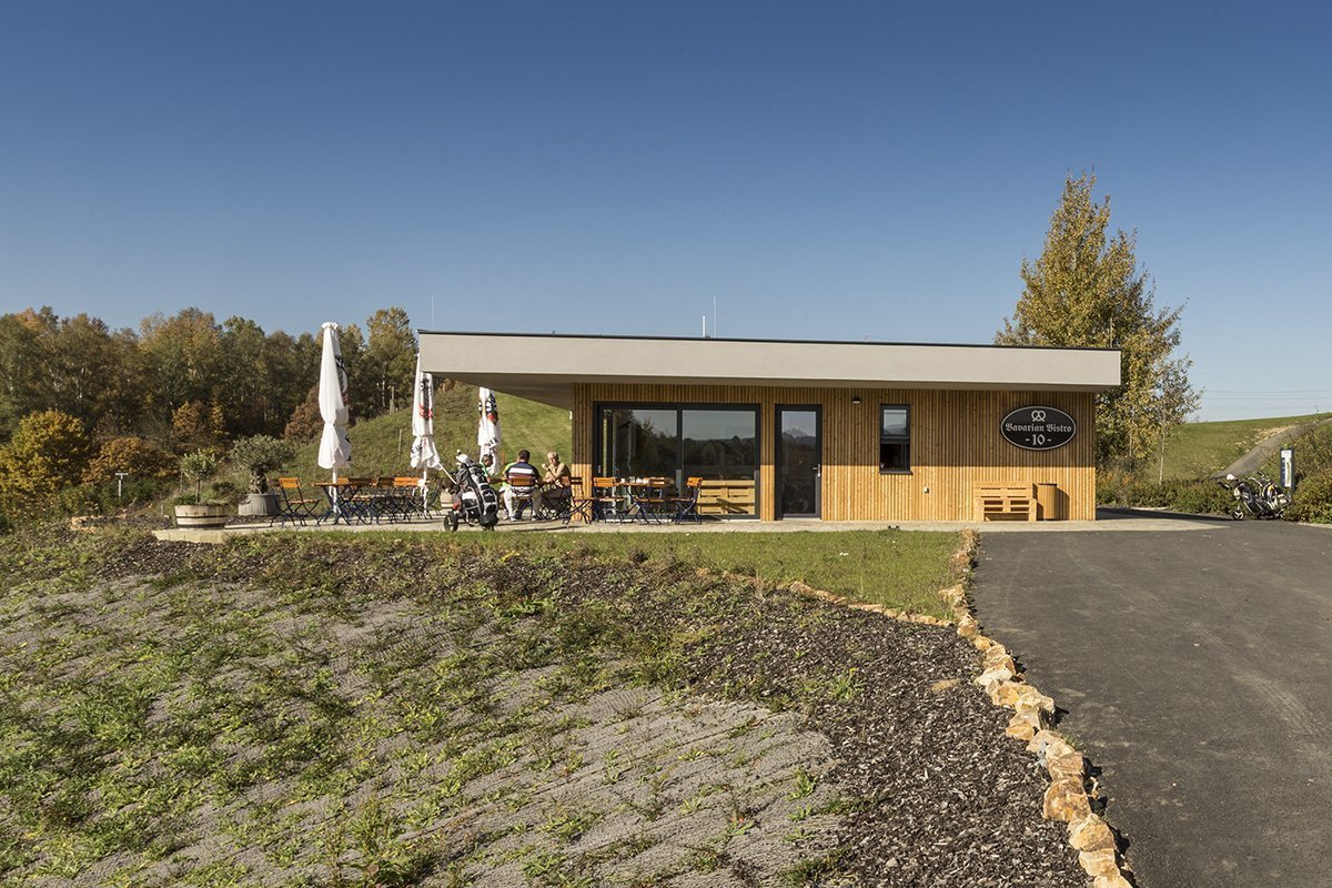 Designově velmi zajímavá dřevostavba restaurace byla vystavěna naší firmou v druhé polovině roku 2017. Slouží jako občerstvení u jedné z jamek na golfovém…