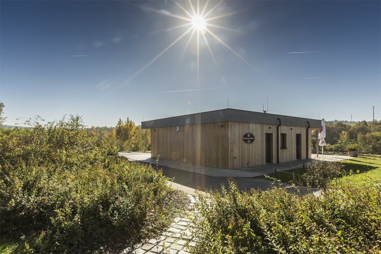 Designově velmi zajímavá dřevostavba restaurace byla vystavěna naší firmou v druhé polovině roku 2017. Slouží jako občerstvení u jedné z jamek na golfovém…