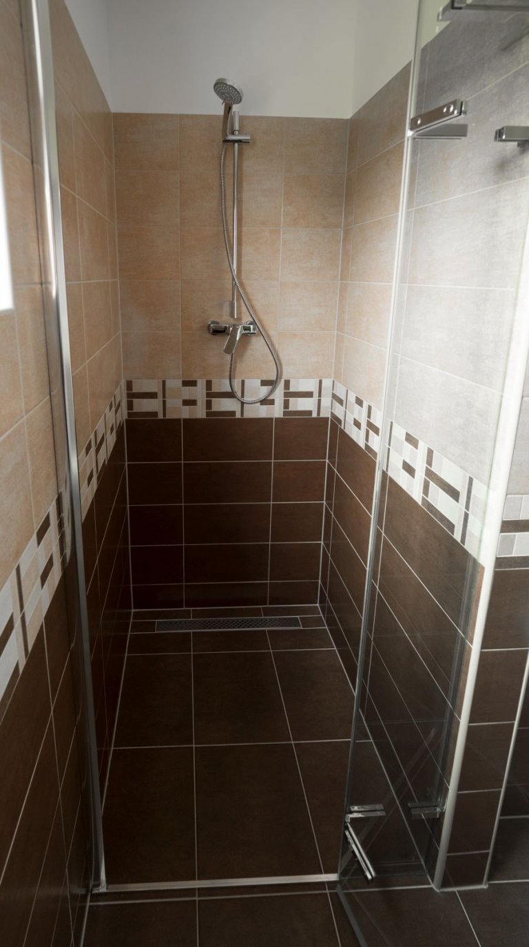 Dřevostavba EASY 48 s terasou a pergolou dokončená letos v létě. Kombinace bílé fasády, antracitové střechy a oken a obkladu ze sibiřského modřínu s…