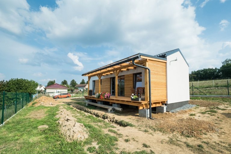 Dřevostavba EASY 48 s terasou a pergolou dokončená letos v létě. Kombinace bílé fasády, antracitové střechy a oken a obkladu ze sibiřského modřínu s…