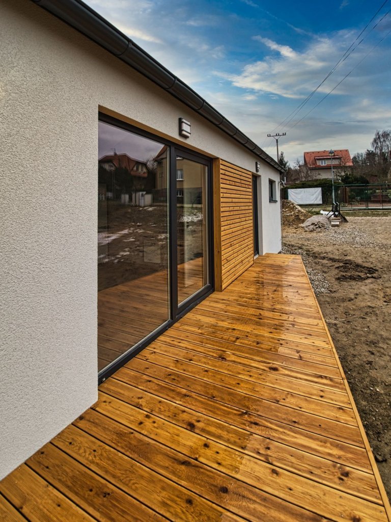 Dřevostavbu Easy 40 jsme postavili na velmi svažitém pozemku v&nbsp;Záluží, jen přes křižovatku od naší výrobní haly. Po dokončení stavby včetně terasy s&nbsp…