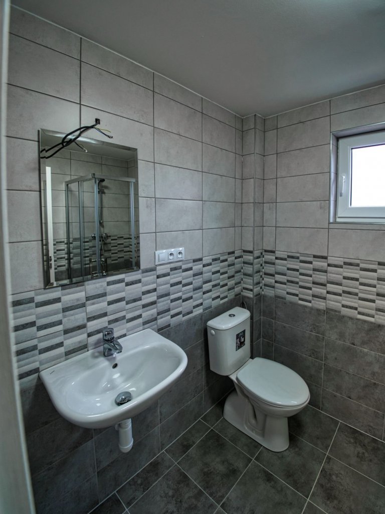 Dřevostavbu Easy 40 jsme postavili na velmi svažitém pozemku v&nbsp;Záluží, jen přes křižovatku od naší výrobní haly. Po dokončení stavby včetně terasy s&nbsp…