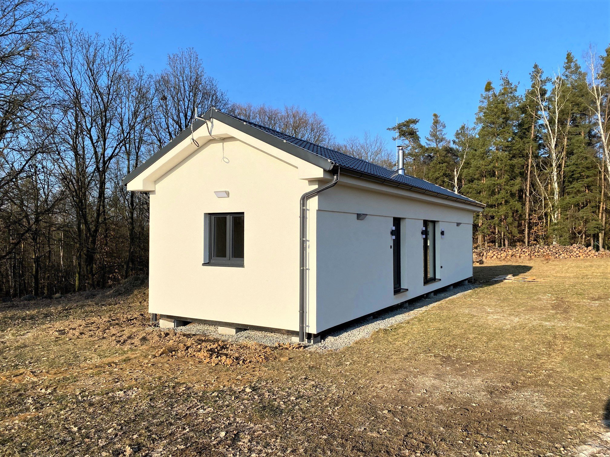 V menší obci Myslinka v okrese Plzeň – sever jsme zhotovili dřevostavbu o rozměrech 14,3x4,7m, která vznikla prodloužením a rozšířením naší typové Easy…