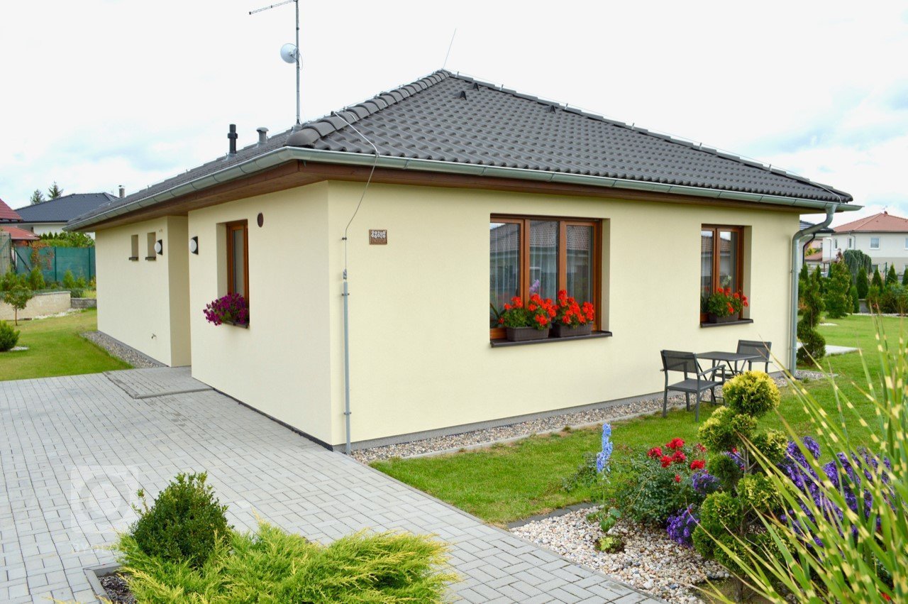 Velmi oblíbený dům typu bungalov s dispozicí 4+KK. Užitná plocha&nbsp;98,79 m2 vystačí i pro rodinu s dvěma dětmi, případně pro manžele, kteří potřebují čas od…