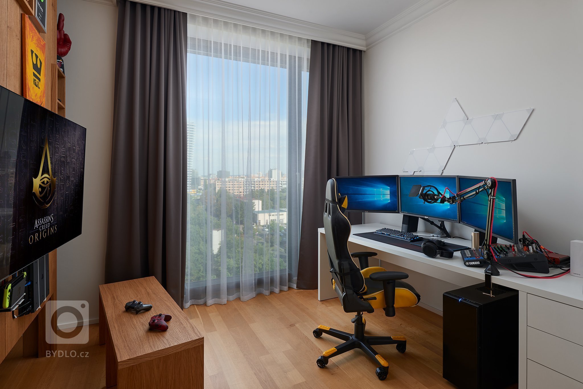 Návrh a realizace tohoto bytu byl velkou výzvou, jelikož součástí mělo být i nahrávací studio určené pro tvorbu YouTube videí. Základními prvky návrhu se staly…