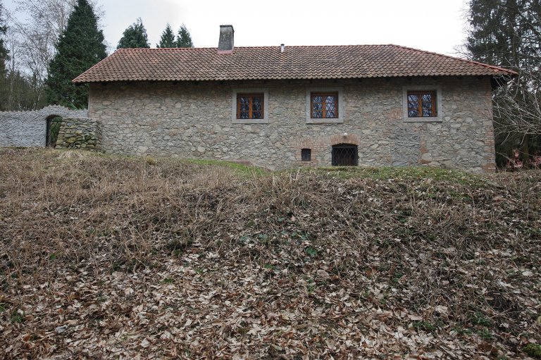 Starý kamenný dům ve středočeské obci Slapy býval původně obydlím nadlesního. Až pak se z něj stala letní chalupa a ještě později místo, které může sloužit…
