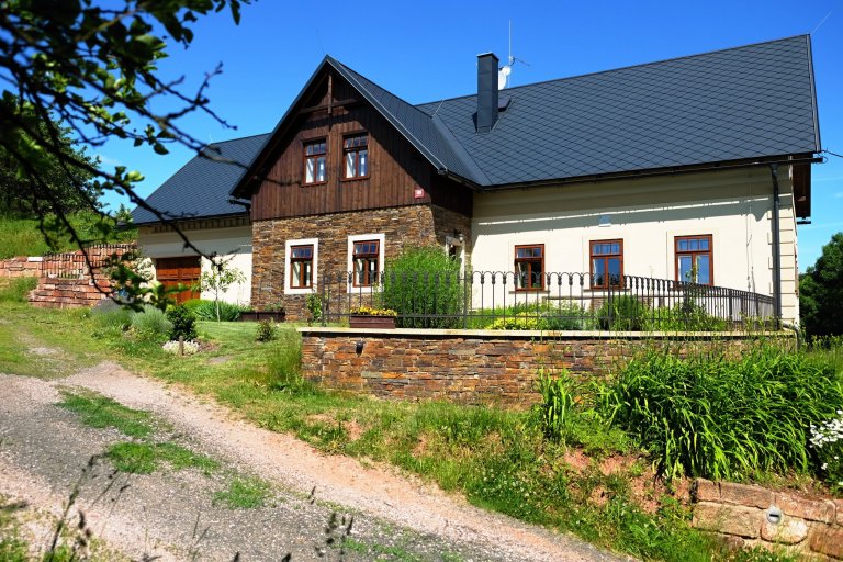 Rekonstrukce trvala déle než dva roky a jejím cílem bylo na jedné straně vrátit domu jeho původní předválečný ráz, na druhé straně dům dispozičně a…