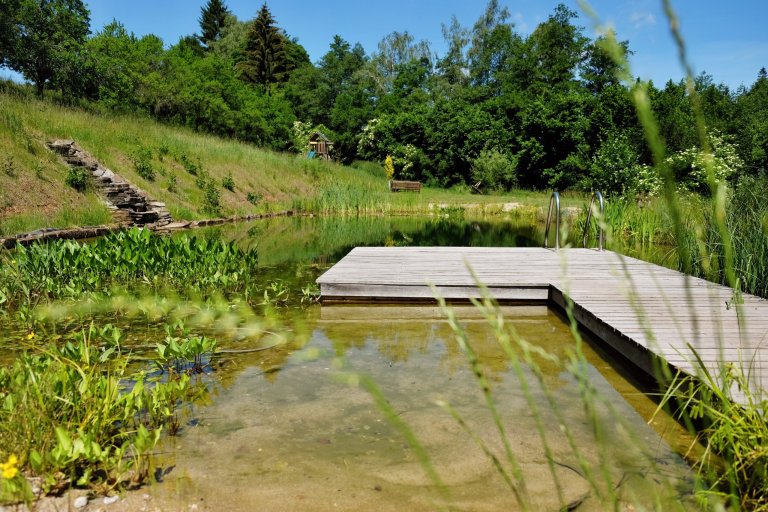 Rekonstrukce trvala déle než dva roky a jejím cílem bylo na jedné straně vrátit domu jeho původní předválečný ráz, na druhé straně dům dispozičně a…