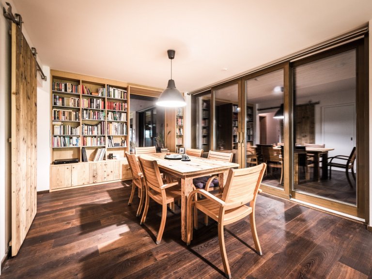 Nově postavený rodinný dům v obci Zdiby poblíž našeho hlavního města dostal díky koncepci veškerého vybavení do přírodních materiálů netradiční tvář. Byl to…