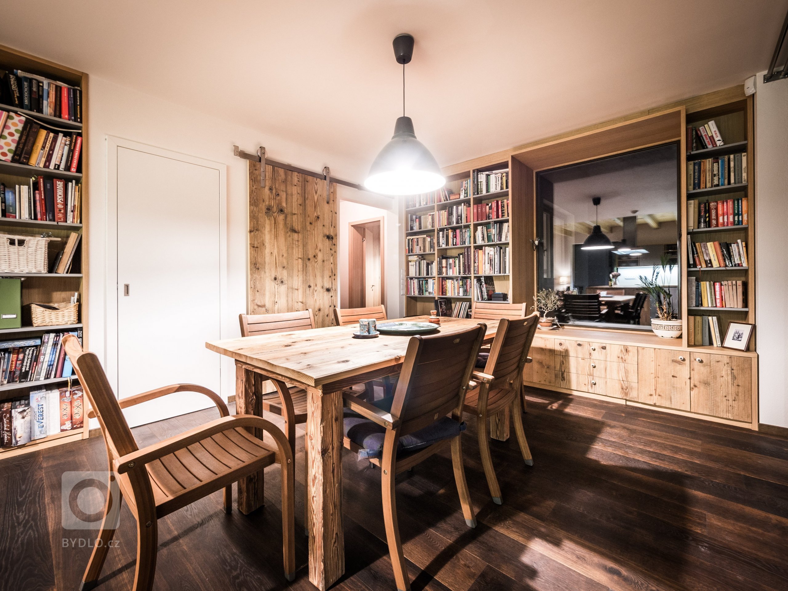 Nově postavený rodinný dům v obci Zdiby poblíž našeho hlavního města dostal díky koncepci veškerého vybavení do přírodních materiálů netradiční tvář. Byl to…