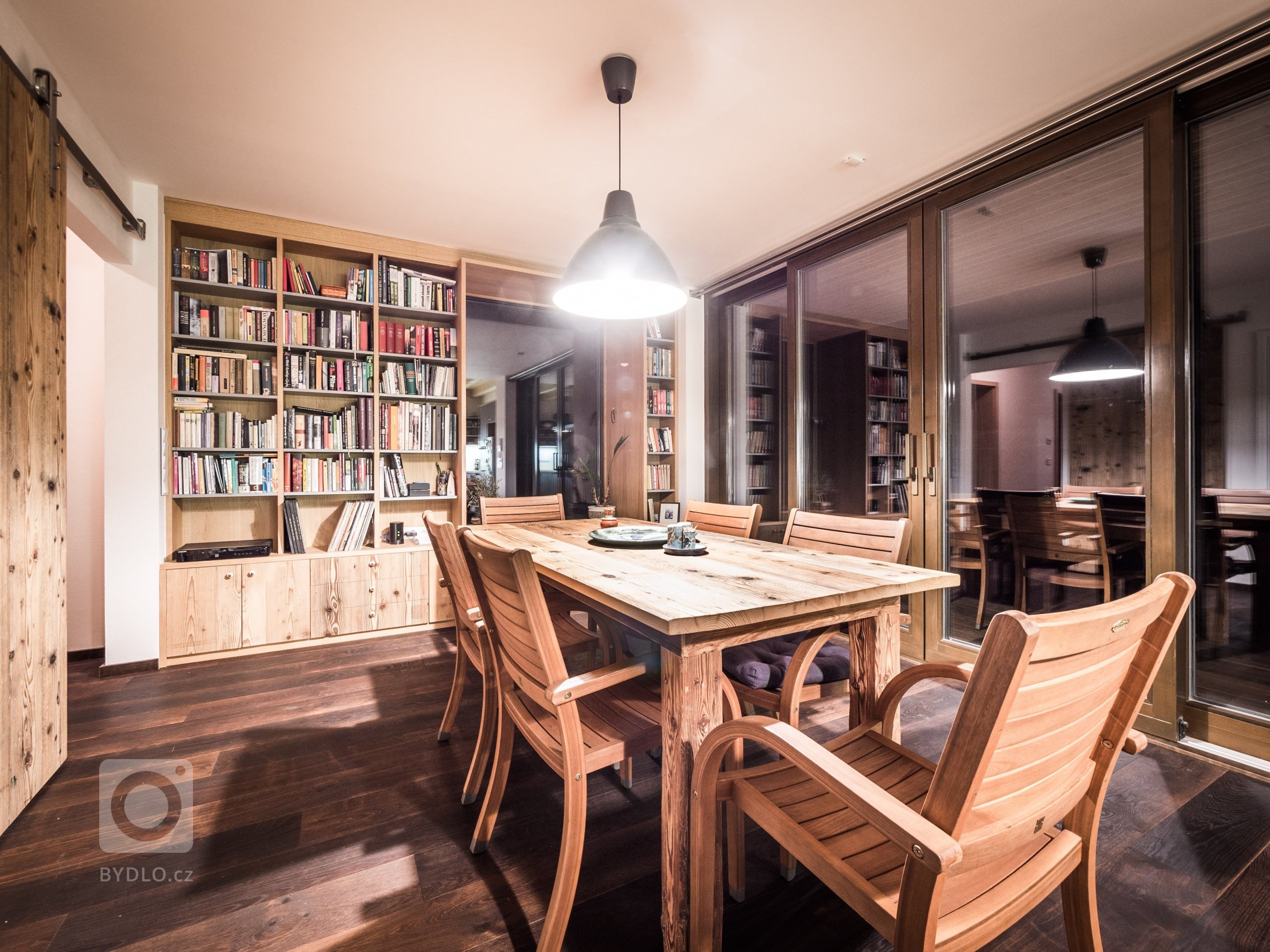 Nově postavený rodinný dům v obci Zdiby poblíž našeho hlavního města dostal díky koncepci veškerého vybavení do přírodních materiálů netradiční tvář. Byl to…