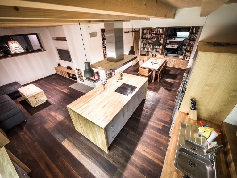 Nově postavený rodinný dům v obci Zdiby poblíž našeho hlavního města dostal díky koncepci veškerého vybavení do přírodních materiálů netradiční tvář. Byl to…