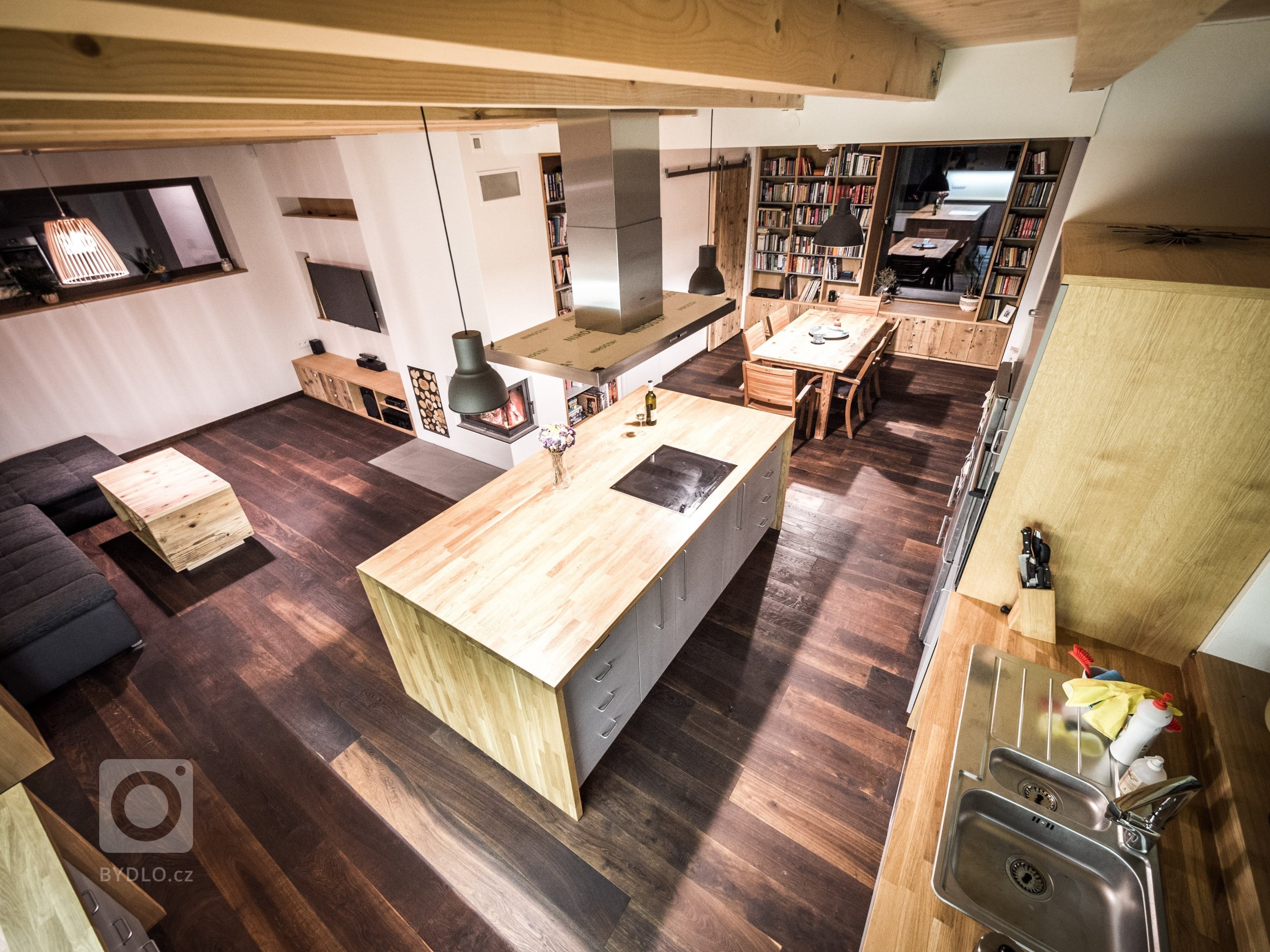 Nově postavený rodinný dům v obci Zdiby poblíž našeho hlavního města dostal díky koncepci veškerého vybavení do přírodních materiálů netradiční tvář. Byl to…