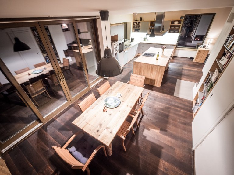 Nově postavený rodinný dům v obci Zdiby poblíž našeho hlavního města dostal díky koncepci veškerého vybavení do přírodních materiálů netradiční tvář. Byl to…