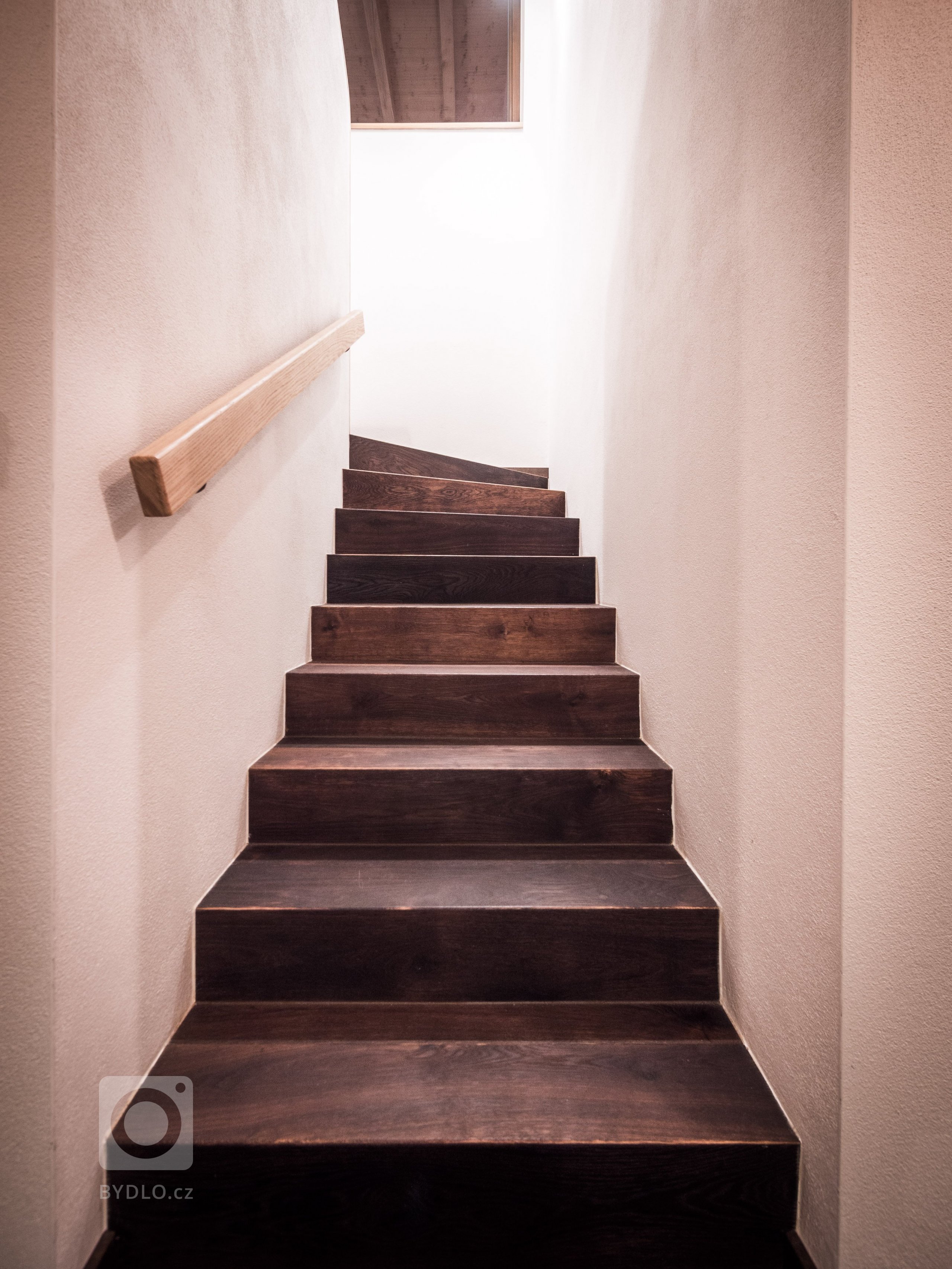 Nově postavený rodinný dům v obci Zdiby poblíž našeho hlavního města dostal díky koncepci veškerého vybavení do přírodních materiálů netradiční tvář. Byl to…