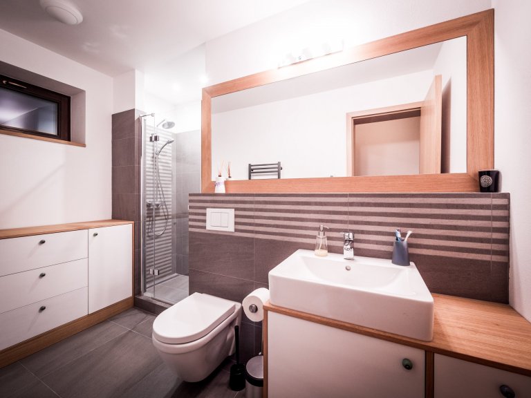 Nově postavený rodinný dům v obci Zdiby poblíž našeho hlavního města dostal díky koncepci veškerého vybavení do přírodních materiálů netradiční tvář. Byl to…