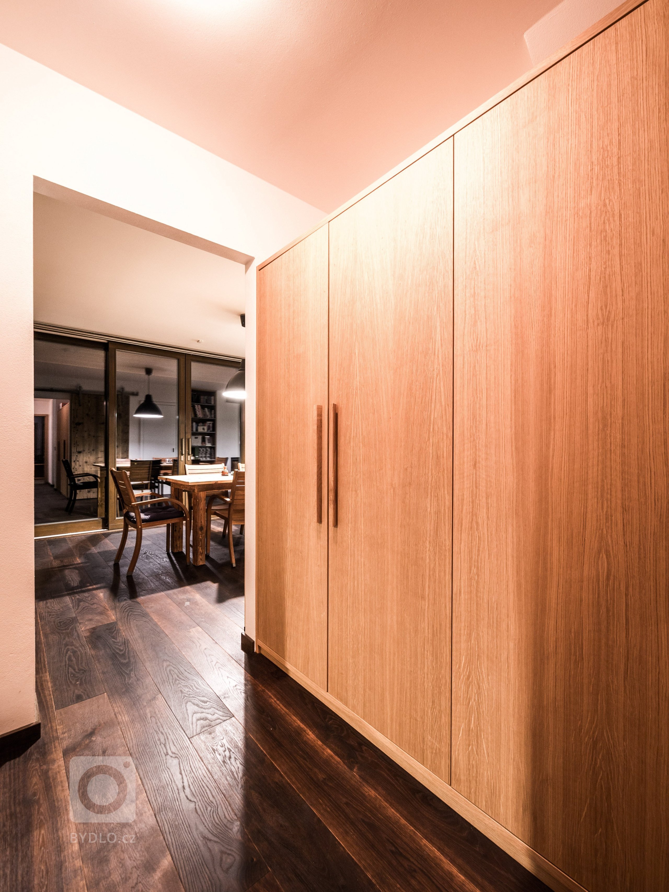 Nově postavený rodinný dům v obci Zdiby poblíž našeho hlavního města dostal díky koncepci veškerého vybavení do přírodních materiálů netradiční tvář. Byl to…