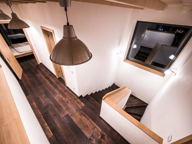 Nově postavený rodinný dům v obci Zdiby poblíž našeho hlavního města dostal díky koncepci veškerého vybavení do přírodních materiálů netradiční tvář. Byl to…